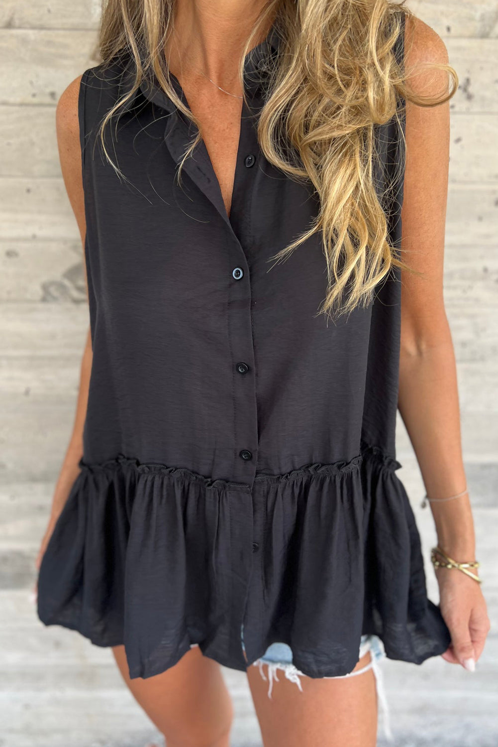 Solange® | Chemise noire unie sans manches avec volants et ourlet volanté